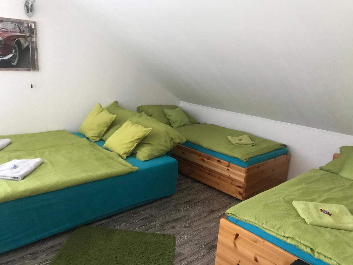 Old'S Car Zimmer & Apartment Vermietung Velden am Worthersee Bagian luar foto