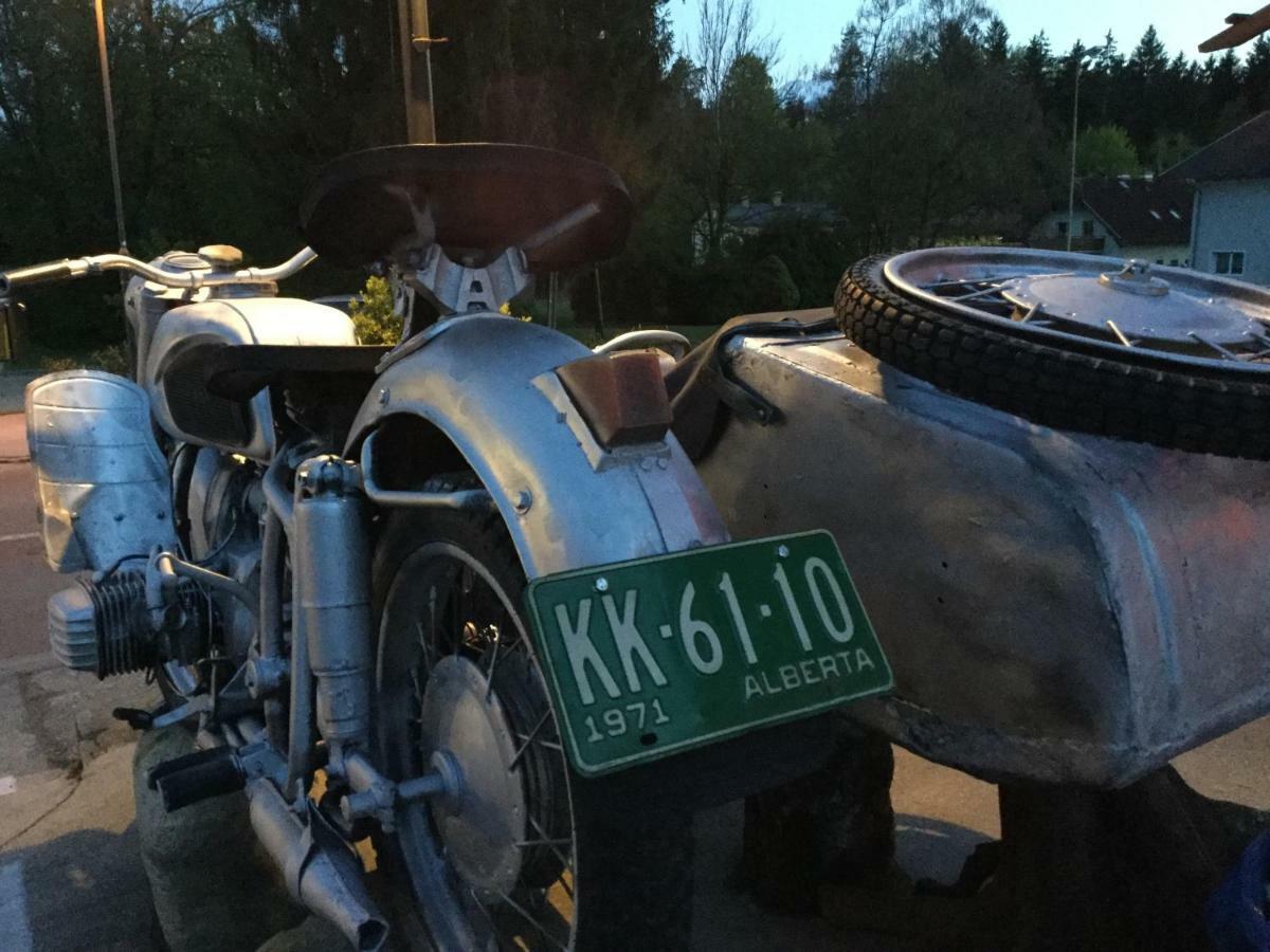 Old'S Car Zimmer & Apartment Vermietung Velden am Worthersee Bagian luar foto
